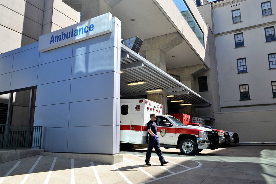 https://pixabay.com/photos/emergency-room-ambulance-ems-emt-3326156/